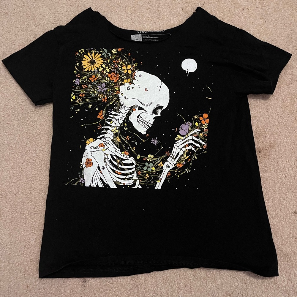 Skeleton with flowers graphic t-shirt, off the shoulder cut